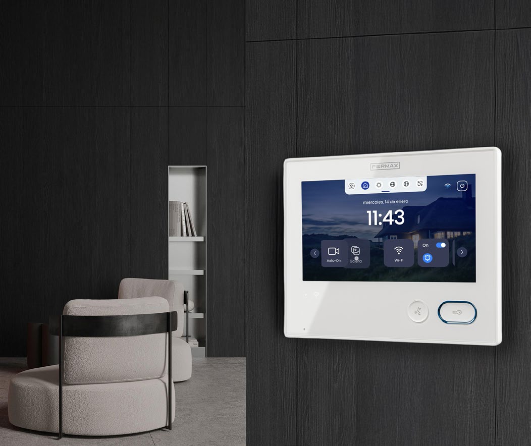 Monitor FERMAX IRIS Smart Wi-Fi de 7 pulgadas instalado en una pared oscura